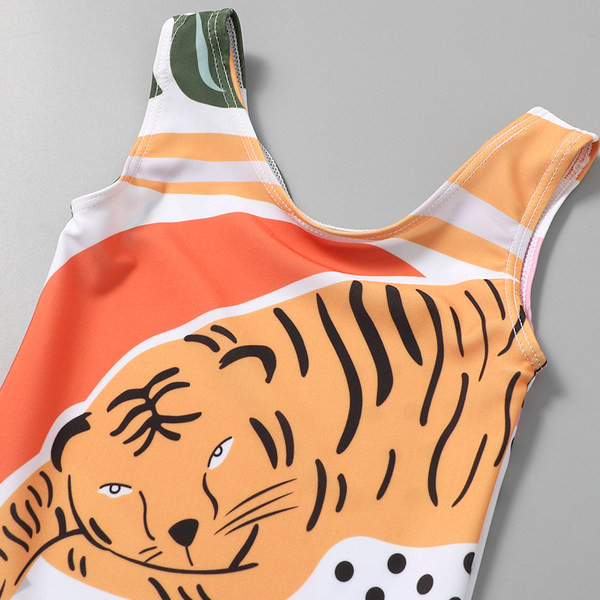 Vaikiškas pilnas maudymosi kostiumėlis plačiomis petnešėlėmis ir spalvotu raštu