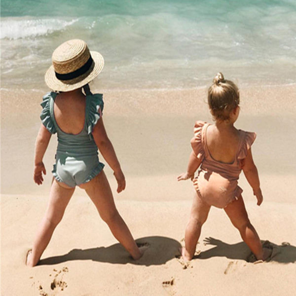 Dječji puni kupaći kostim s otvorenim leđima i kovrčama