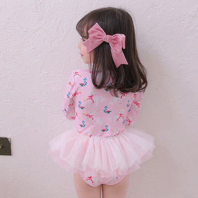 Laste ujumistrikoo pikkade varrukatega ja pitsaseelikuga