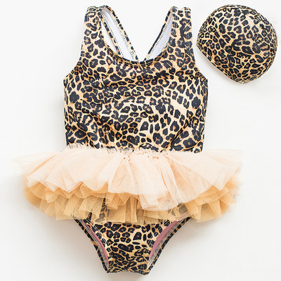 Uut mudelit täis ujumistrikoo tülliga tüdrukutele