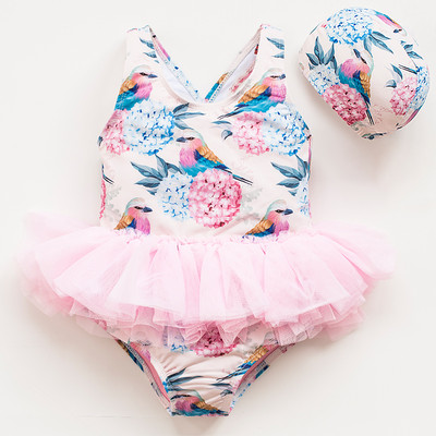 Uut mudelit täis ujumistrikoo tülliga tüdrukutele