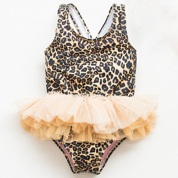 Uut mudelit täis ujumistrikoo tülliga tüdrukutele