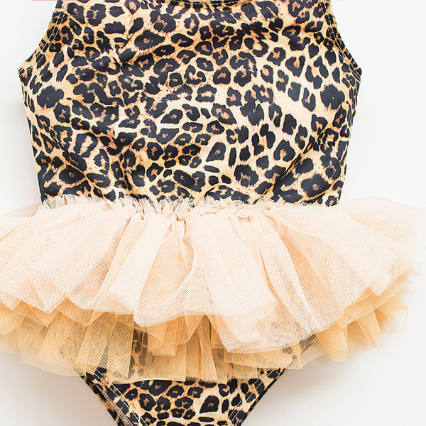 Uut mudelit täis ujumistrikoo tülliga tüdrukutele