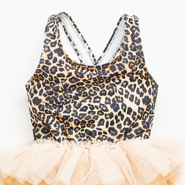 Uut mudelit täis ujumistrikoo tülliga tüdrukutele