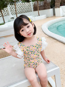 Παιδικό ολόσωμο μαγιό  με λουλουδάτο μοτίβο και βολάν