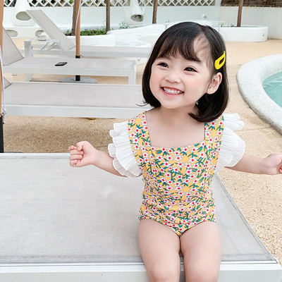 Παιδικό ολόσωμο μαγιό  με λουλουδάτο μοτίβο και βολάν