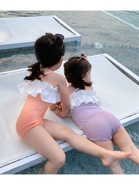 Cijeli kupaći kostim s tankim naramenicama i kovrčama