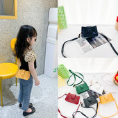 Детска мини чанта изчистен модел с дълга дръжка