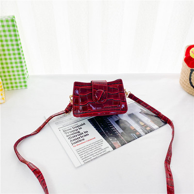 Детска мини чанта изчистен модел с дълга дръжка