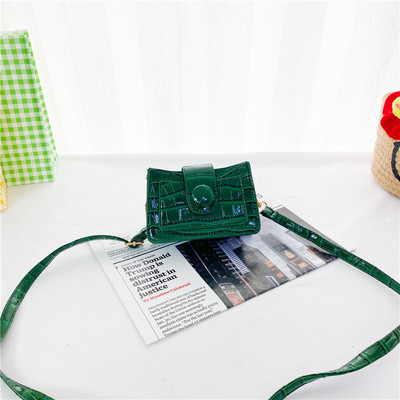 Детска мини чанта изчистен модел с дълга дръжка