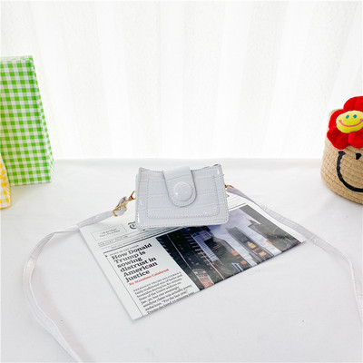 Детска мини чанта изчистен модел с дълга дръжка