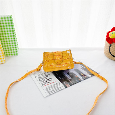 Детска мини чанта изчистен модел с дълга дръжка