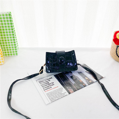 Детска мини чанта изчистен модел с дълга дръжка