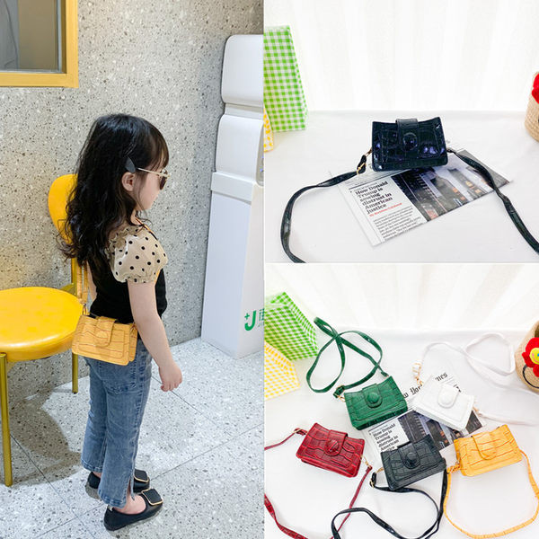 Детска мини чанта изчистен модел с дълга дръжка