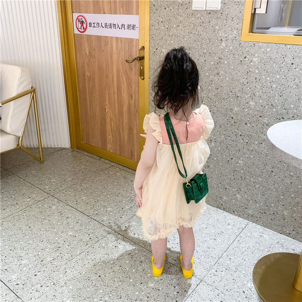 Детска мини чанта изчистен модел с дълга дръжка