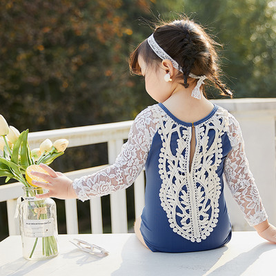 Dječji kupaći kostim s čipkom i okruglim izrezom