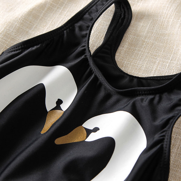 Laste täisujumistrikoo luigeaplikatsiooniga