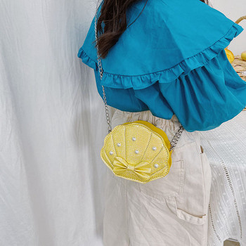 Стилна детска чанта с декоративни перли и метална дръжка