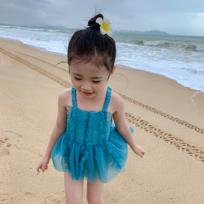 Terve õhukeste rihmade ja lokkidega ujumistrikoo