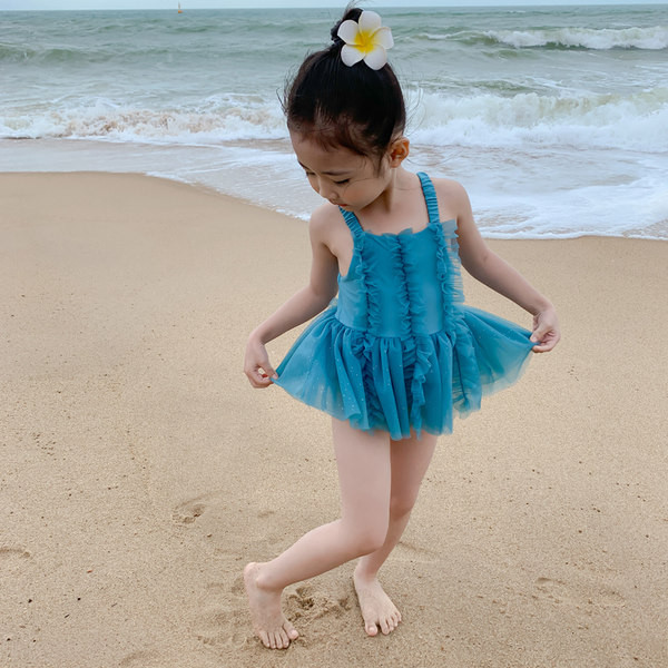 Terve õhukeste rihmade ja lokkidega ujumistrikoo