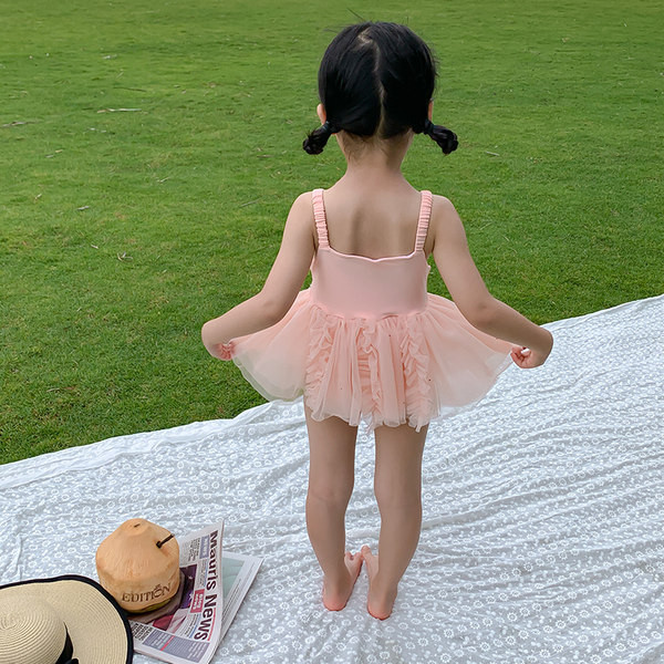 Terve õhukeste rihmade ja lokkidega ujumistrikoo