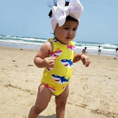 Laste kollane värvilise aplikatsiooniga ujumistrikoo