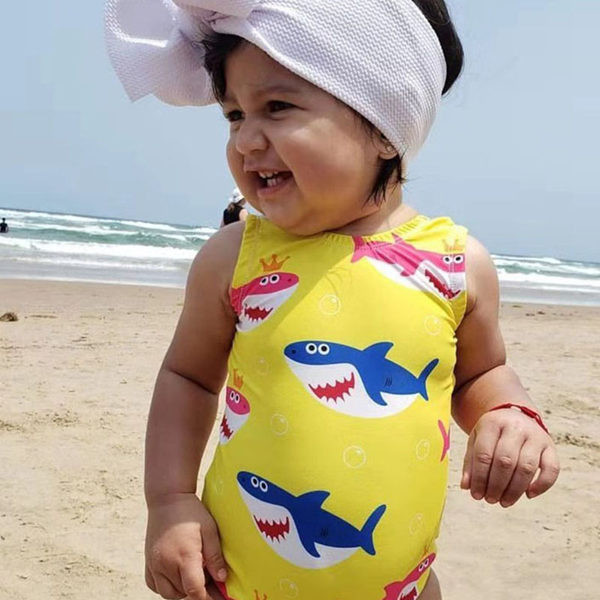 Laste kollane värvilise aplikatsiooniga ujumistrikoo