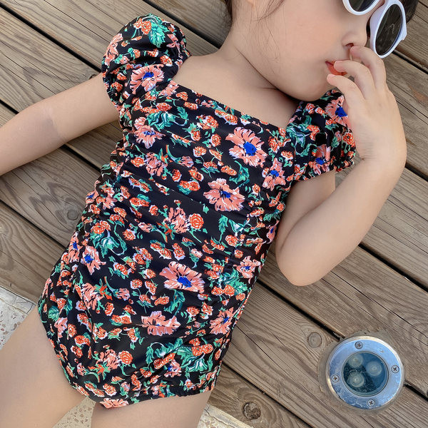 Dječji kupaći kostim s cvjetnom aplikacijom