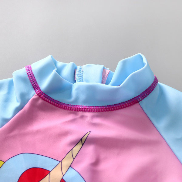 Dječji kupaći kostim sa šarenim aplikacijama prikladan za djevojčice