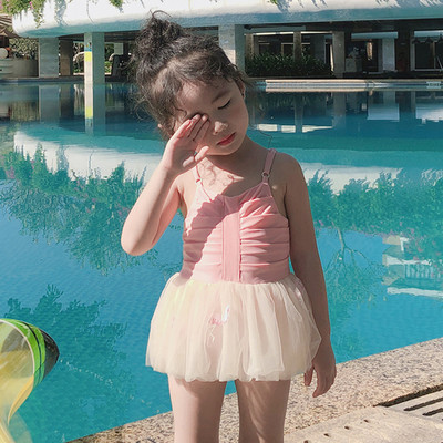 Moekas palja selja ja tülliga ujumistrikoo