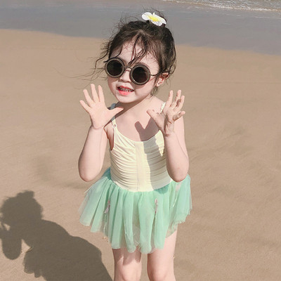 Moekas palja selja ja tülliga ujumistrikoo