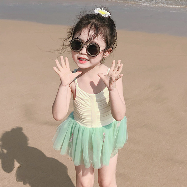 Moekas palja selja ja tülliga ujumistrikoo