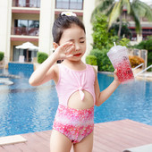 Cijeli moderan kupaći kostim s izrezima