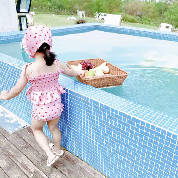 Moodne kaheosaline lokkidega laste ujumistrikoo