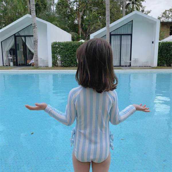 Prugasti kupaći kostim s trakom i dugim rukavima