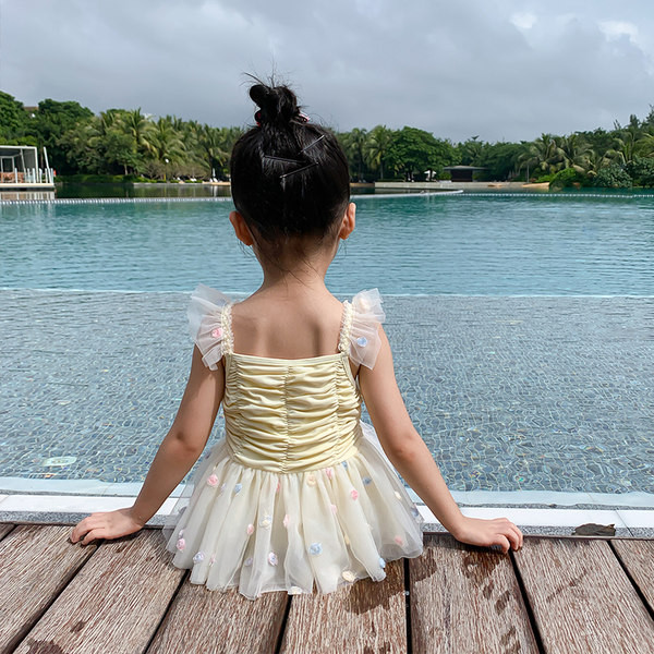 Peenikeste rihmade ja lokkidega laste ujumistrikoo