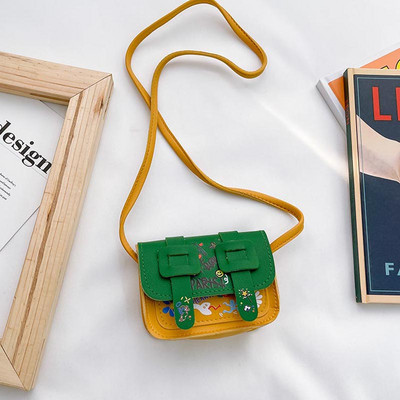 Κομψή παιδική τσάντα πάνω από τον ώμο με επιγραφή