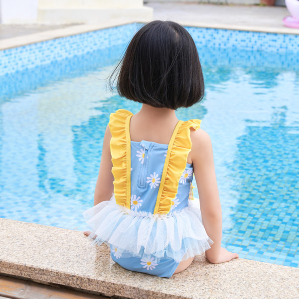 Laste lokkide ja tülliga ujumistrikoo