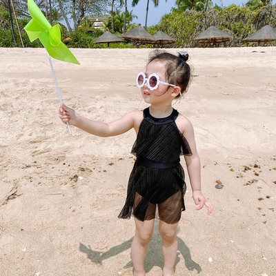 Laste täisujumistrikoo, millel on pits ja seljal ristsidemed