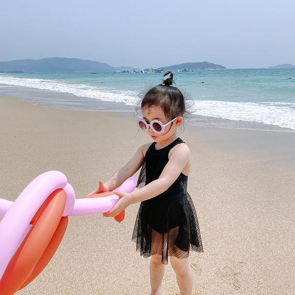 Laste täisujumistrikoo, millel on pits ja seljal ristsidemed