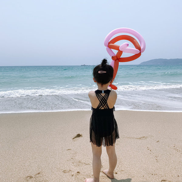 Laste täisujumistrikoo, millel on pits ja seljal ristsidemed