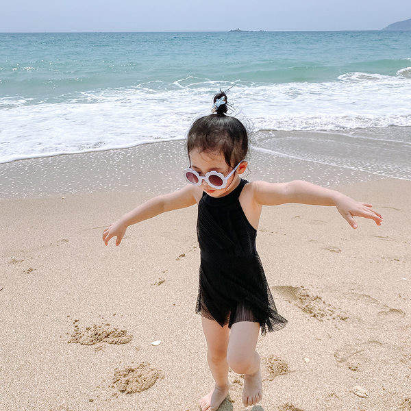 Laste täisujumistrikoo, millel on pits ja seljal ristsidemed