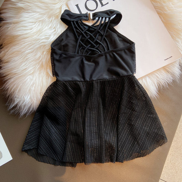 Laste täisujumistrikoo, millel on pits ja seljal ristsidemed