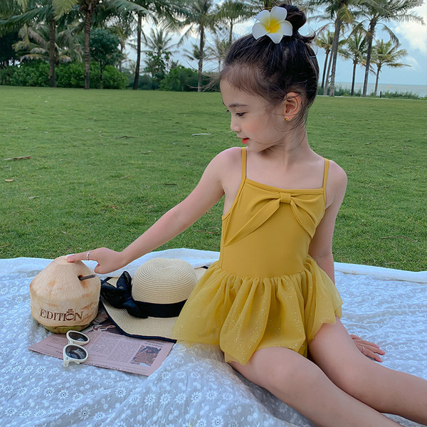 Peenikeste rihmadega kollane laste ujumistrikoo