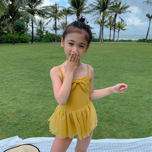 Peenikeste rihmadega kollane laste ujumistrikoo