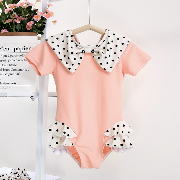 Lühikeste varrukate ja lokkidega laste ujumistrikoo tüdrukutele