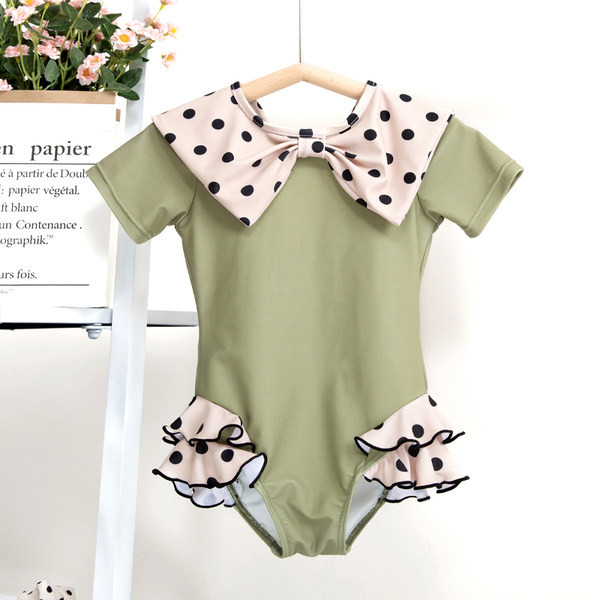 Lühikeste varrukate ja lokkidega laste ujumistrikoo tüdrukutele