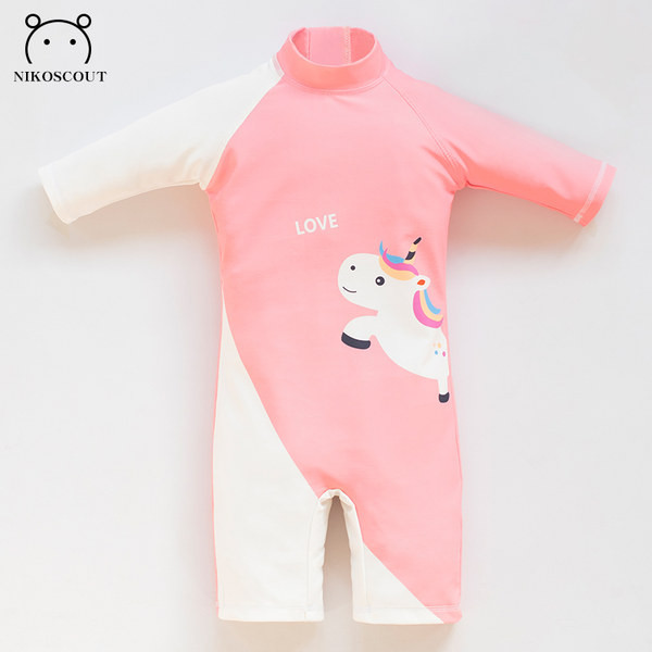 Uus mudel päikesekaitsekreemiga ujumistrikoo aplikatsiooniga tüdrukutele