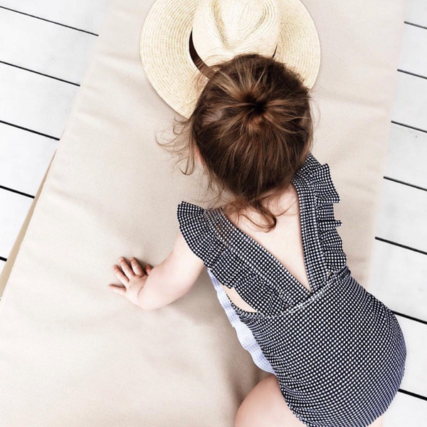 Dječji kupaći kostim na crne točkice