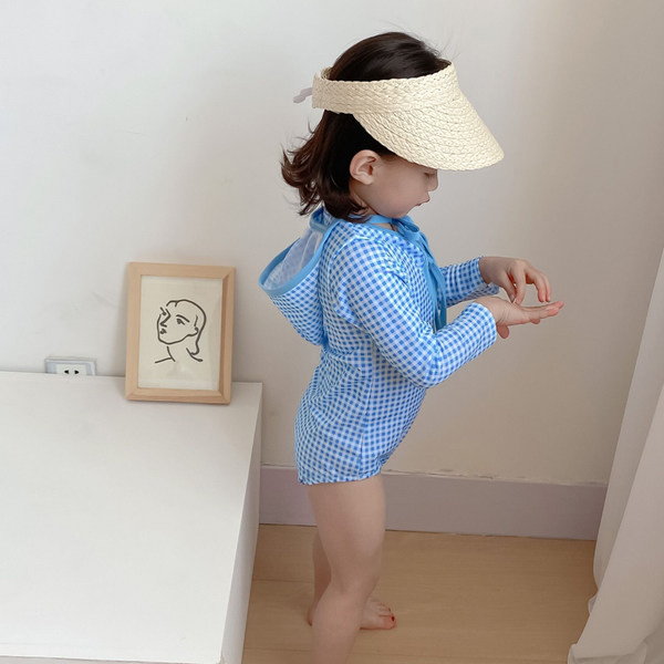 Ruuduline lukuga ja pikkade varrukatega ujumistrikoo